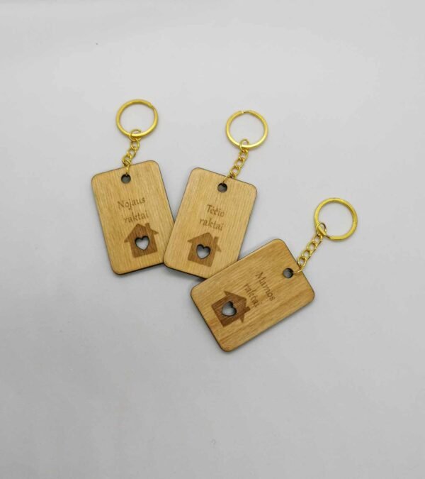 Suasmenintas ir personalizuotas Medinis raktų pakabukas