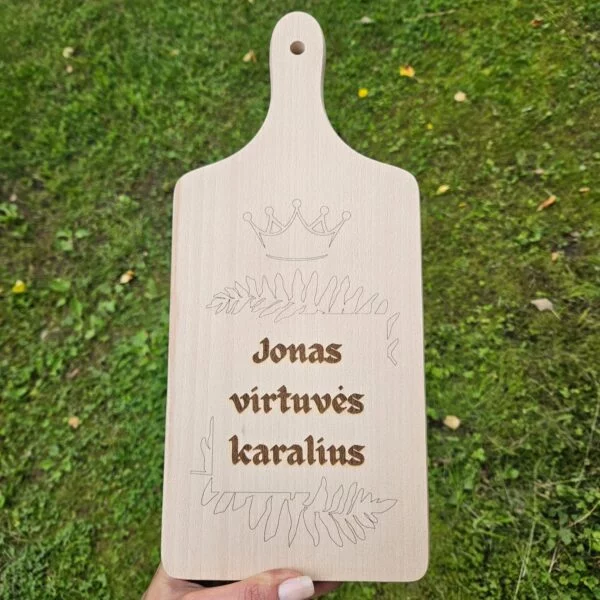 Medinė Pjaustymo Lentelė su užrašu