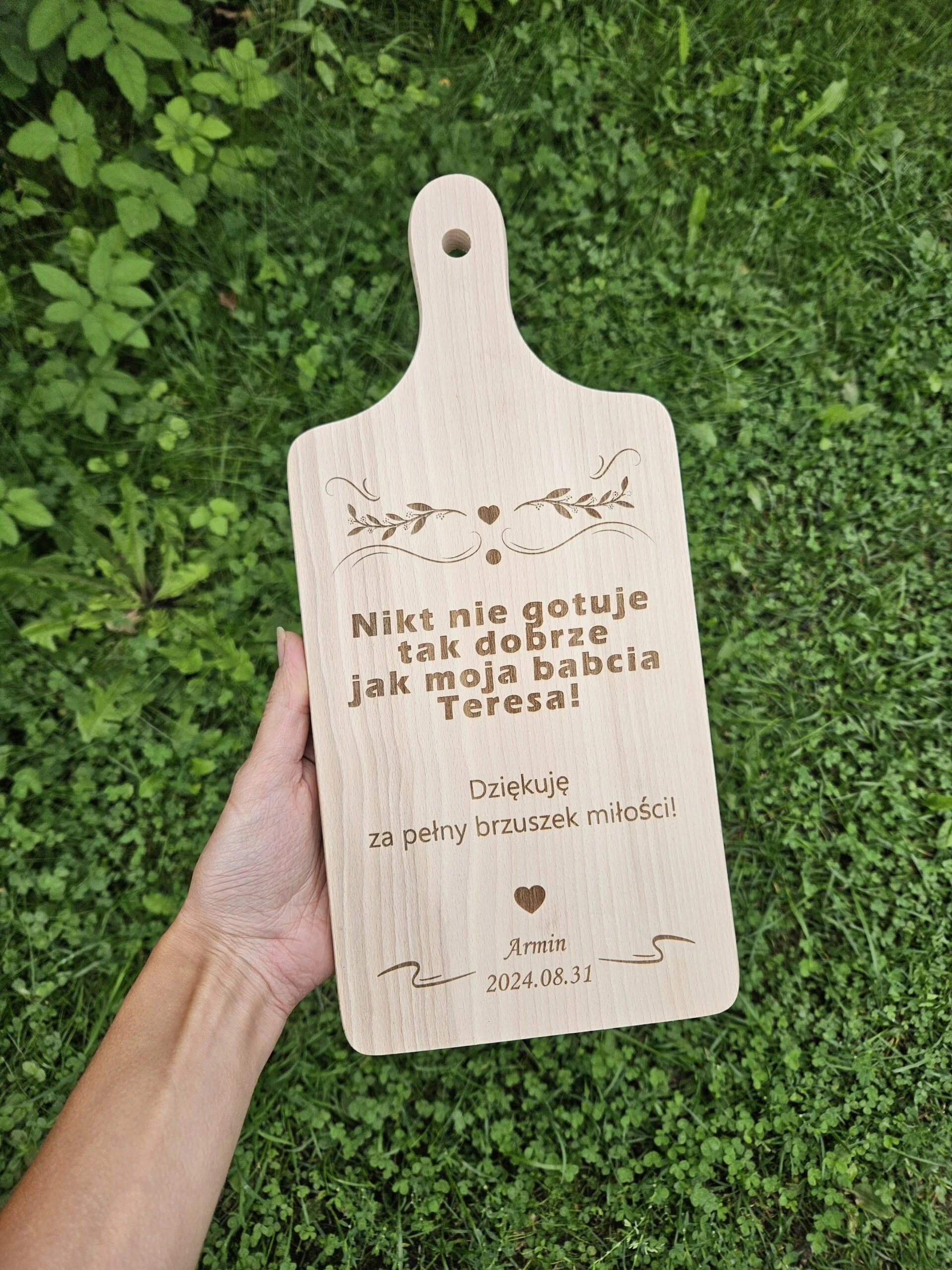Medinė pjaustymo lentelė močiutei su personalizuotu graviravimu
