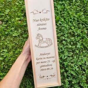 Medinė dėžė buteliui krikštynoms