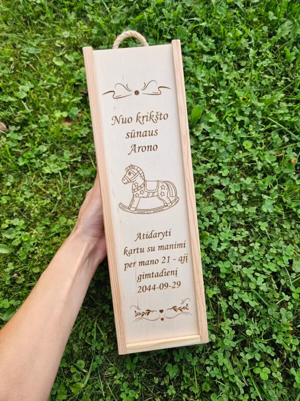 Medinė dėžė buteliui krikštynoms