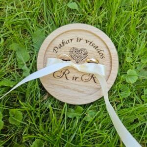 Vestuvinių žiedų dėžutė – padėkliukas su personalizacija jaunavedžiams