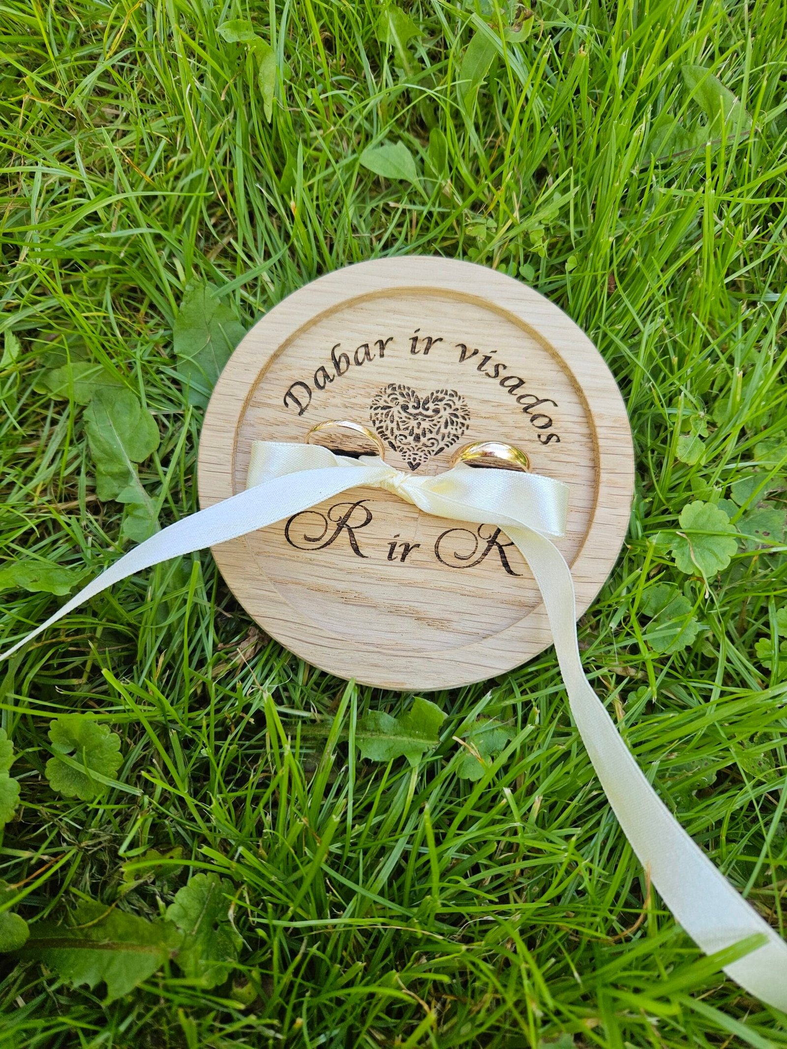Vestuvinių žiedų dėžutė – padėkliukas su personalizacija jaunavedžiams