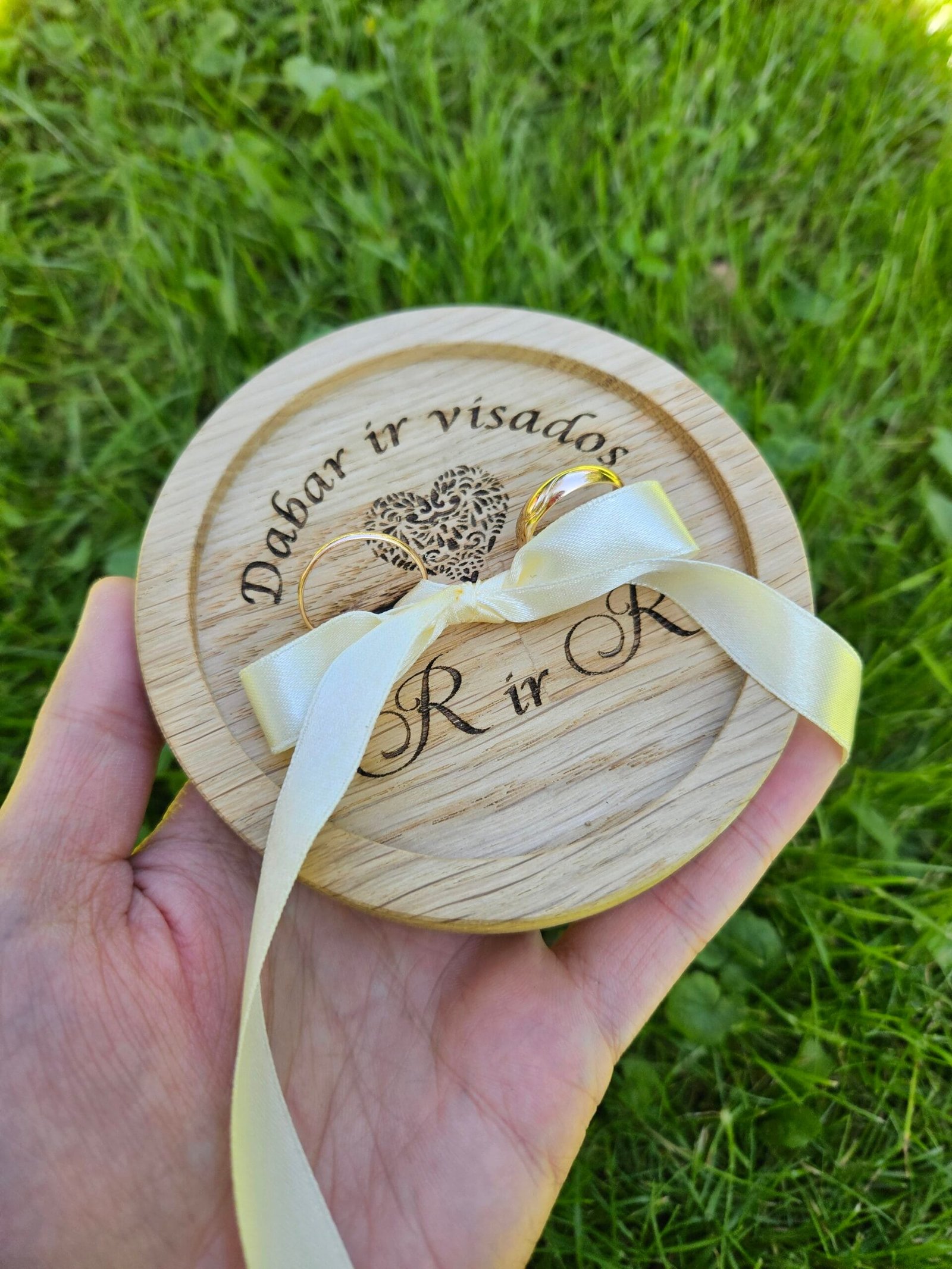 Vestuvinių žiedų dėžutė – padėkliukas su personalizacija jaunavedžiams