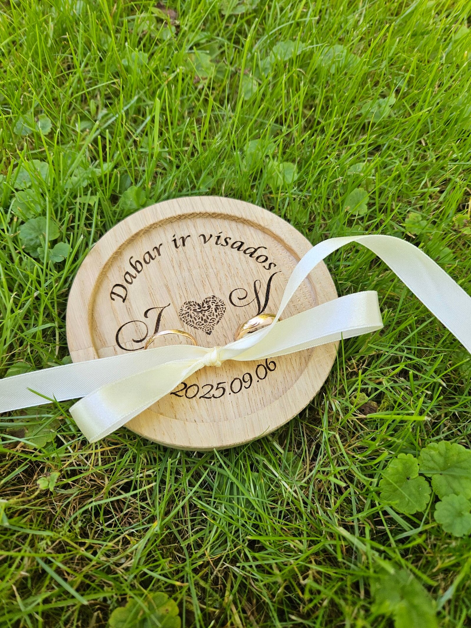 Vestuvinių žiedų dėžutė – padėkliukas su personalizacija jaunavedžiams