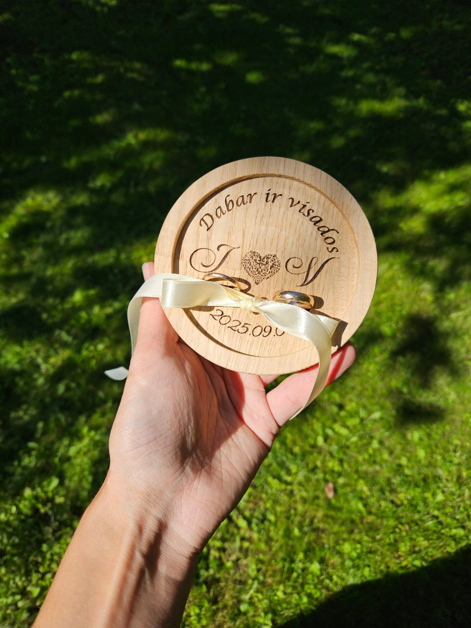 Vestuvinių žiedų dėžutė – padėkliukas su personalizacija jaunavedžiams